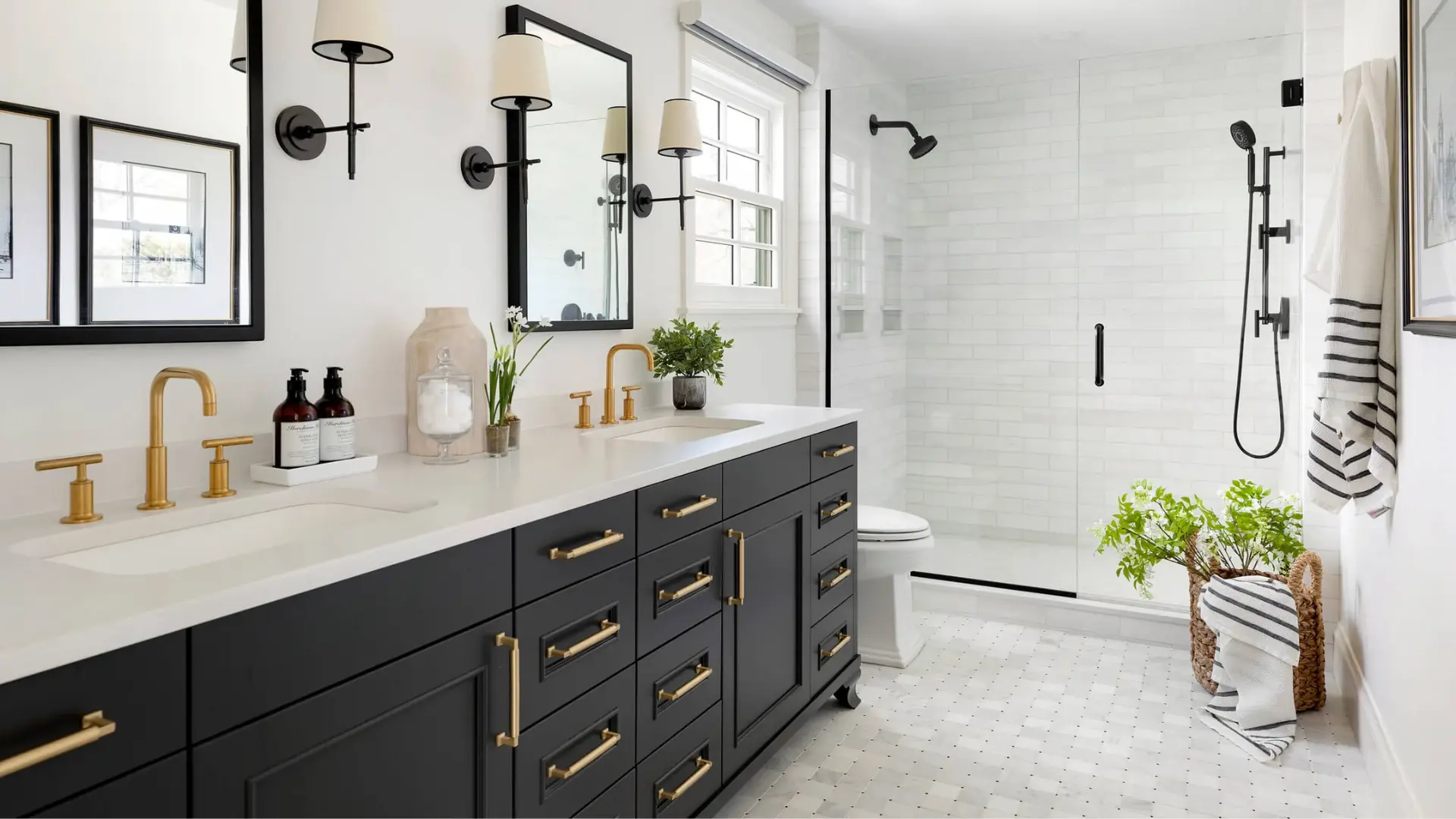 Mains d'un plombier en train d'installer un robinet de lavabo moderne dans une salle de bain rénovée, outils à proximité